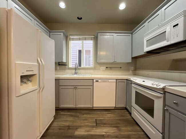 Building Photo - Charming 3-Bed, 3-Bath Home with Bright Ki...