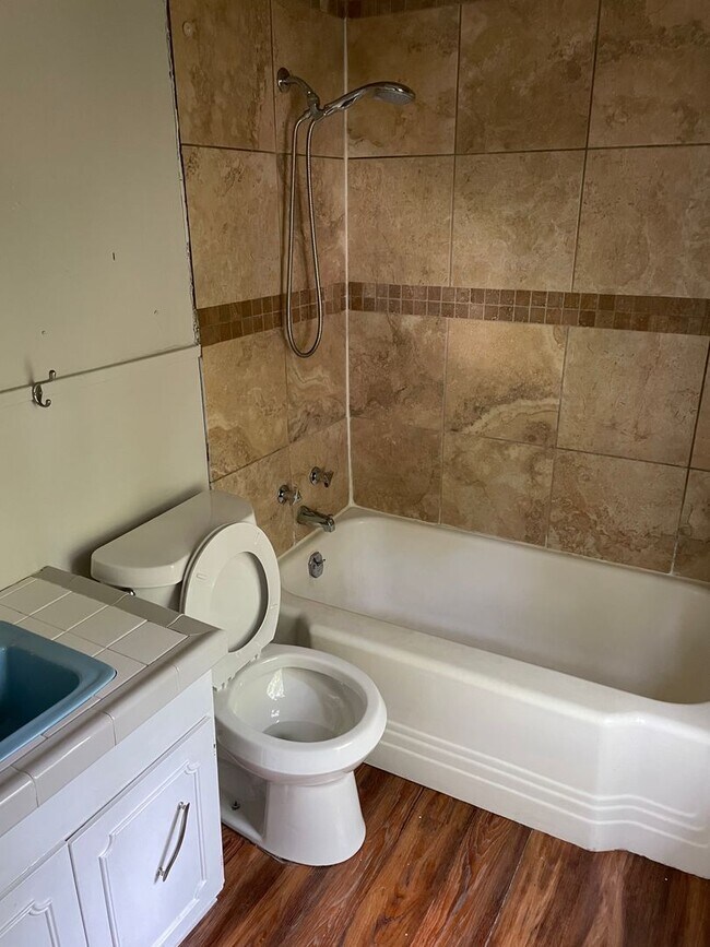 Building Photo - 820 College St