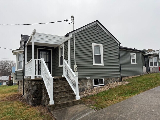 Building Photo - 313 E Bernard Ave