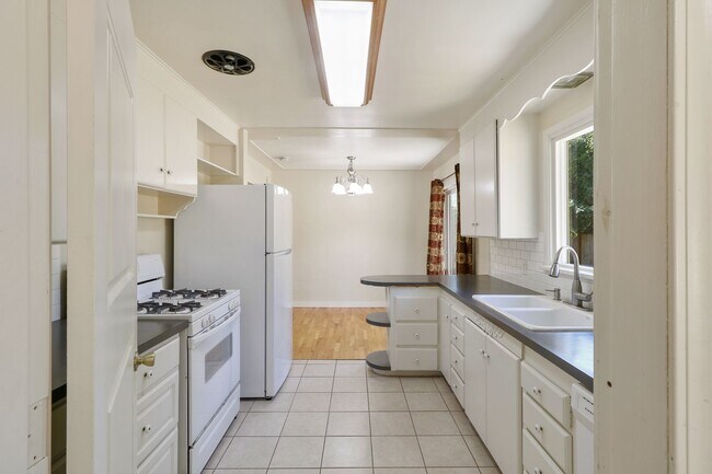 Foto del edificio - Eastside Charmer with 3 bedrooms 1.75 bath...