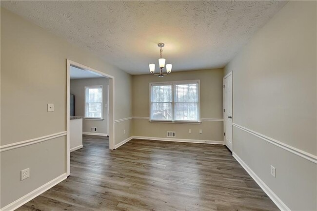 Foto del edificio - 351 Robin Hood Dr