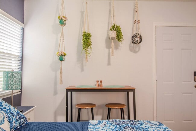 Building Photo - 2014 Newman St