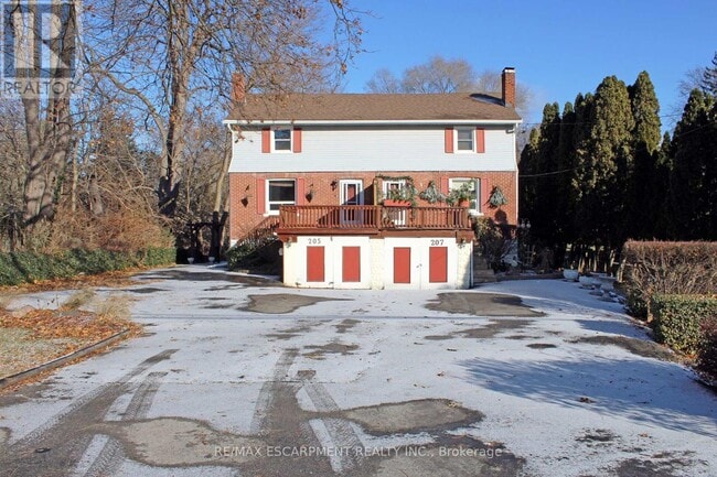 Building Photo - 205 Main St E