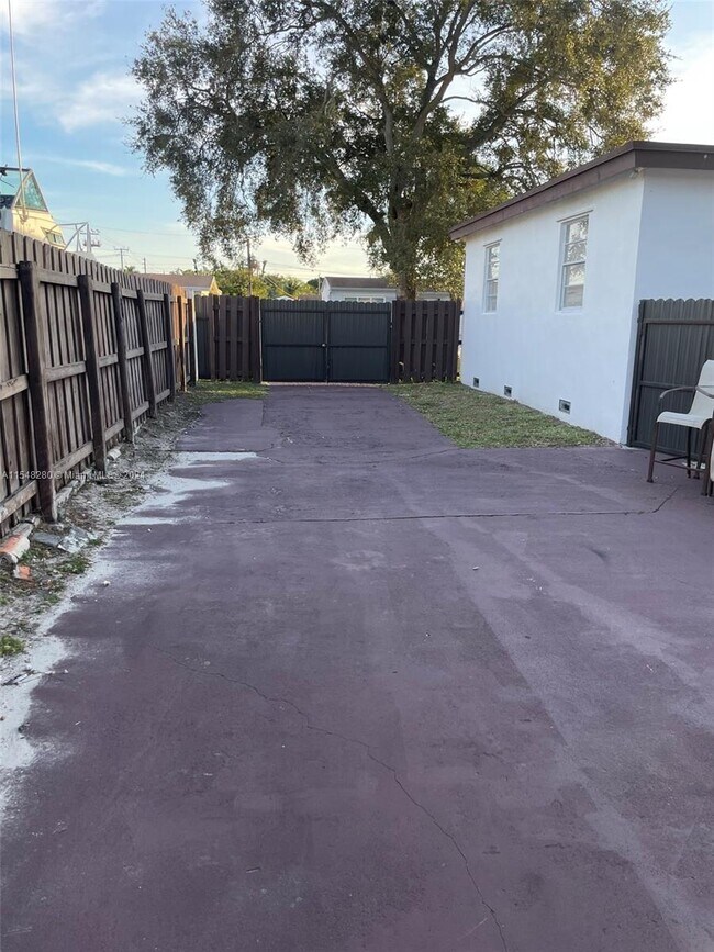Foto del edificio - 1715 NW 180th Terrace
