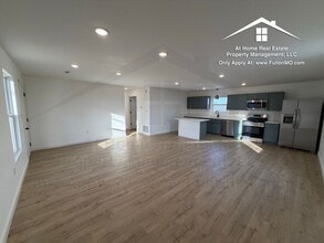 Building Photo - 508 E 8th St