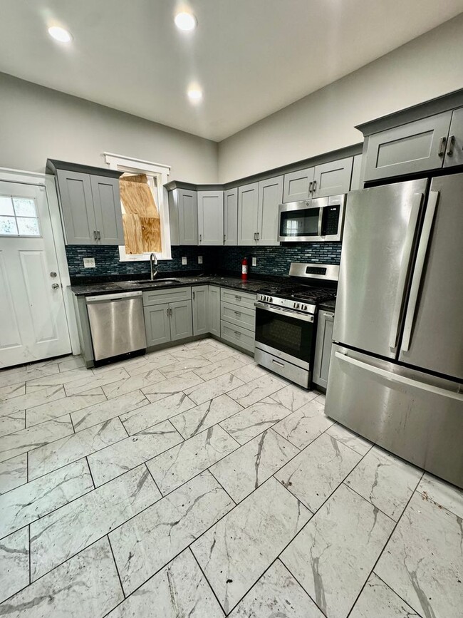 Building Photo - Large Home Available Now