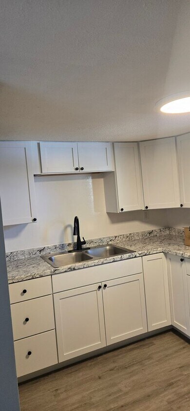Foto principal - Newly Renovated 1 Bed, 1 Bath Unit in Farm...