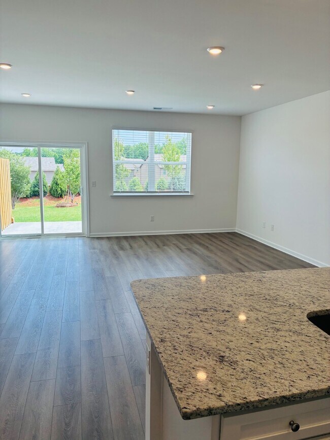 Building Photo - 280 Kenoot Dr