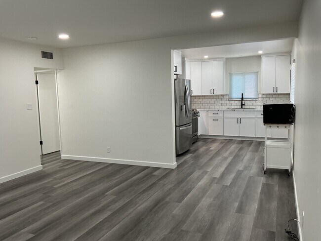 Foto del edificio - 4940 Lennox Blvd
