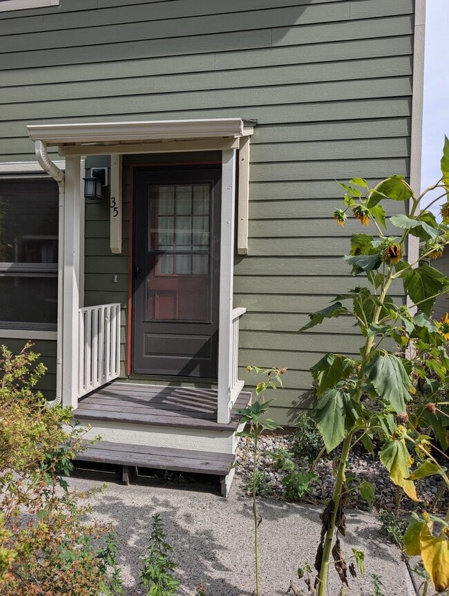 Building Photo - Cute 3 Bedroom Condo w/ Bonus Room - Walki...