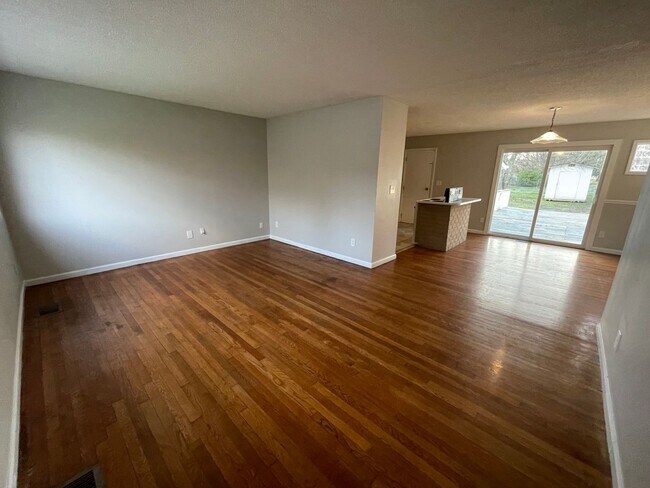Building Photo - Discover the comfort of 7911 Hixson Pike- ...