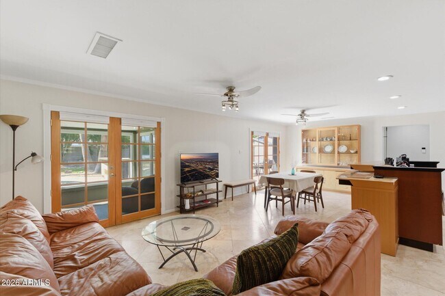 Building Photo - 4613 E Vernon Ave