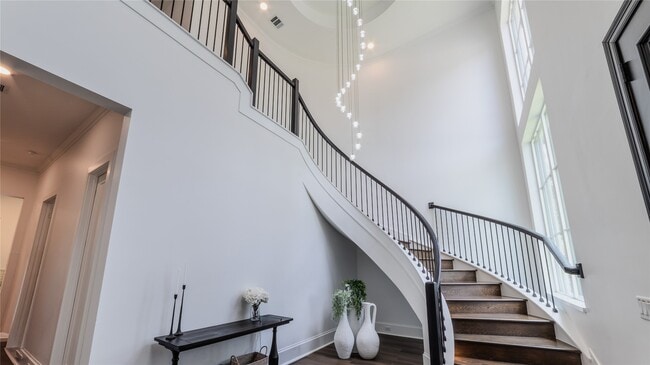 Building Photo - 974 W 43rd St