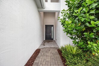 Building Photo - 5546 St Armands Way