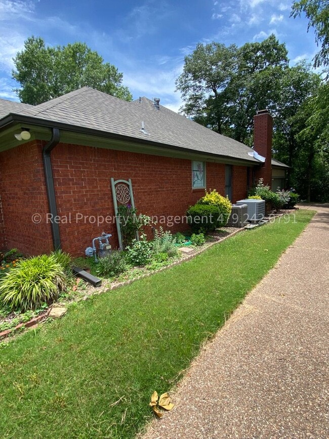 Building Photo - 2300 Brigadoon Dr