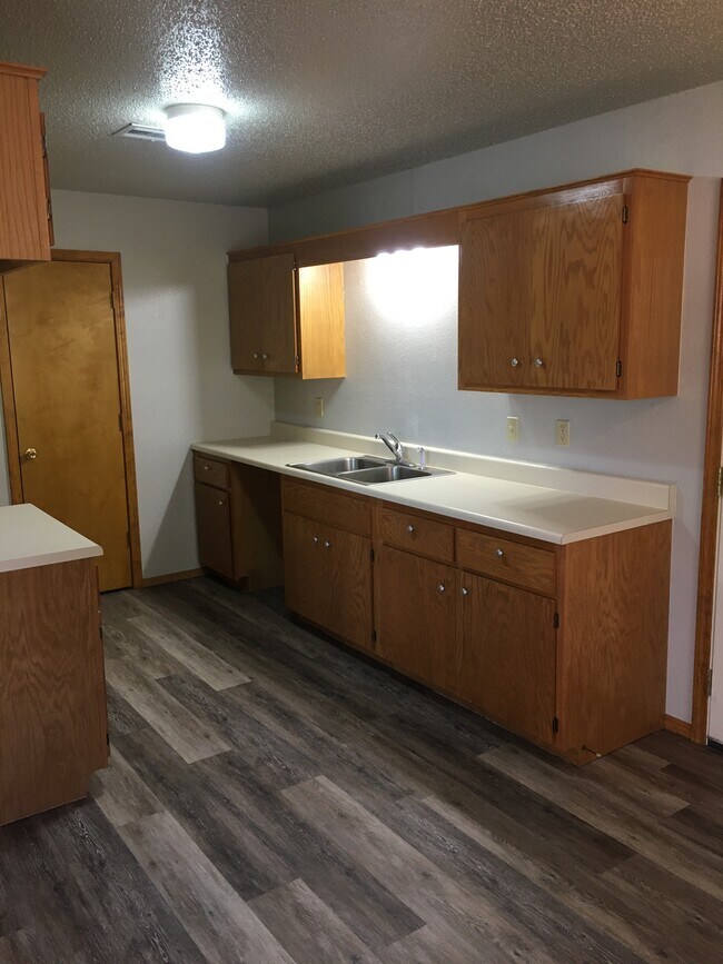 kitchen - 2711 Estelle Ave