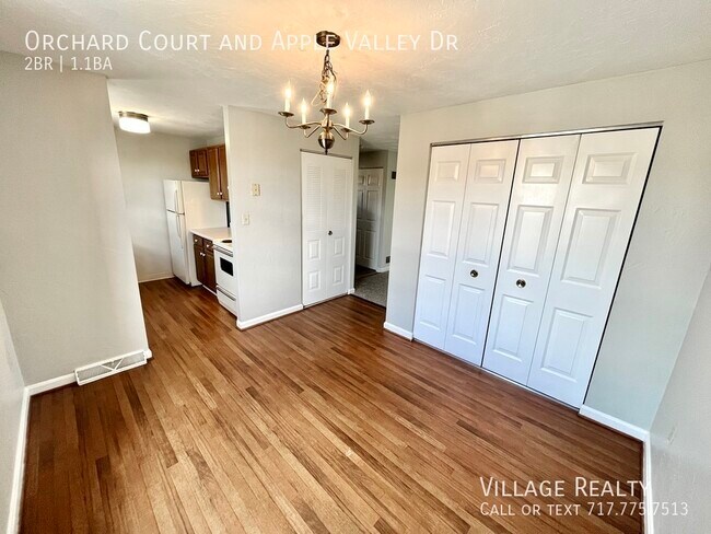 Building Photo - Plenty of parking! Roomy 2-bed townhome wi...