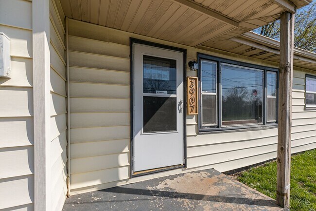 Building Photo - 4 Bedroom | 1 Bathroom | Fenced In Back Ya...