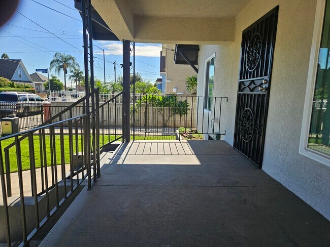 Foto del edificio - 3066 E 5th St