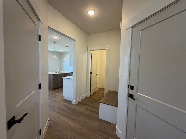 Foto del edificio - BRAND NEW TOWNHOME FOR RENT BY CRIMSON CLIFFS!