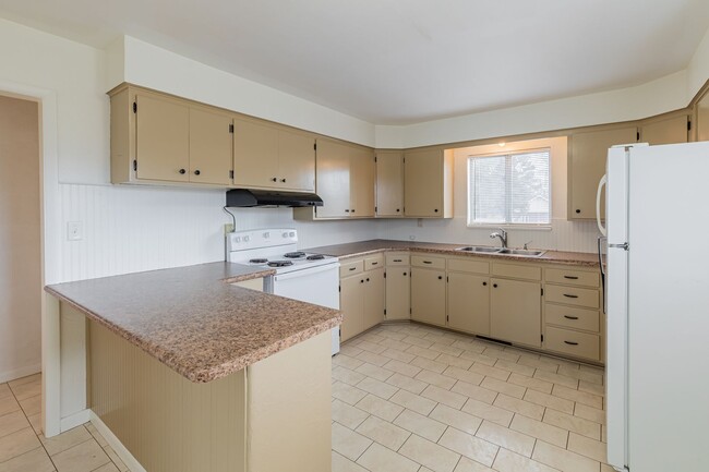 Building Photo - Cute 2 Bedroom 1 bath Home in the heart of...