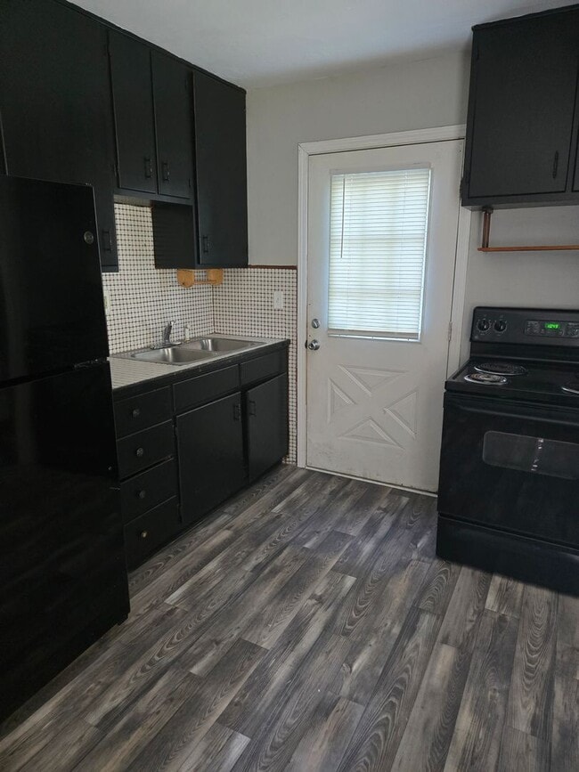 Building Photo - 2BR/1BA House recently renovated