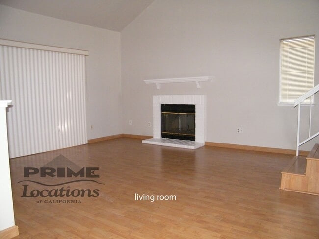 Building Photo - Best Value Roseville duet Townhome