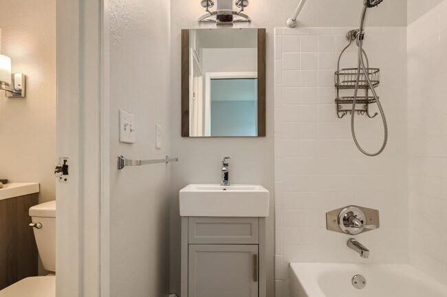 Foto del edificio - 2-bedroom, 1-bathroom condo in the heart o...
