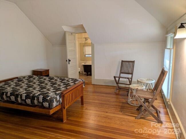 Foto del edificio - 220 Melrose Cir