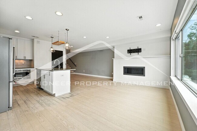 Foto del edificio - Beautiful Townhome With Rooftop, 2 Car Gar...