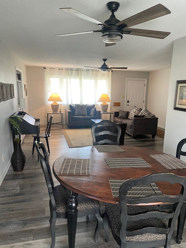 Foto del edificio - Well-maintained Ranch home with large yard, NO YARDWORK.
