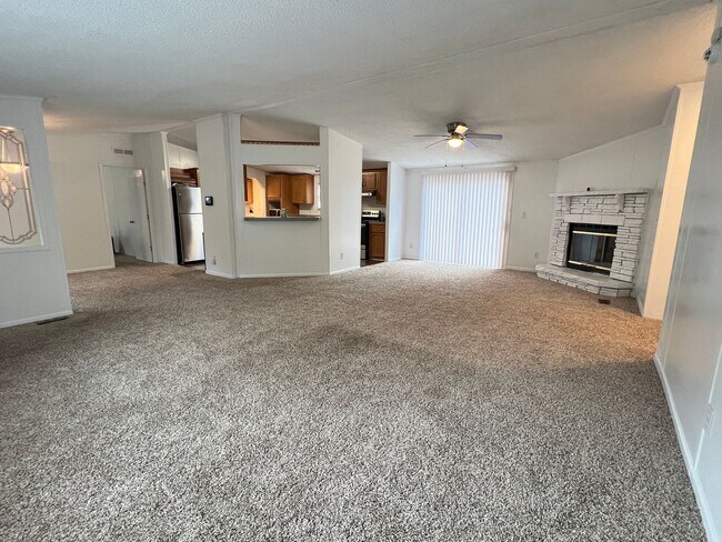 Foto del edificio - AVAILABLE MID-MAY 2025  [NO PETS]