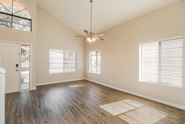 Foto del edificio - 1338 N Brittany Ln