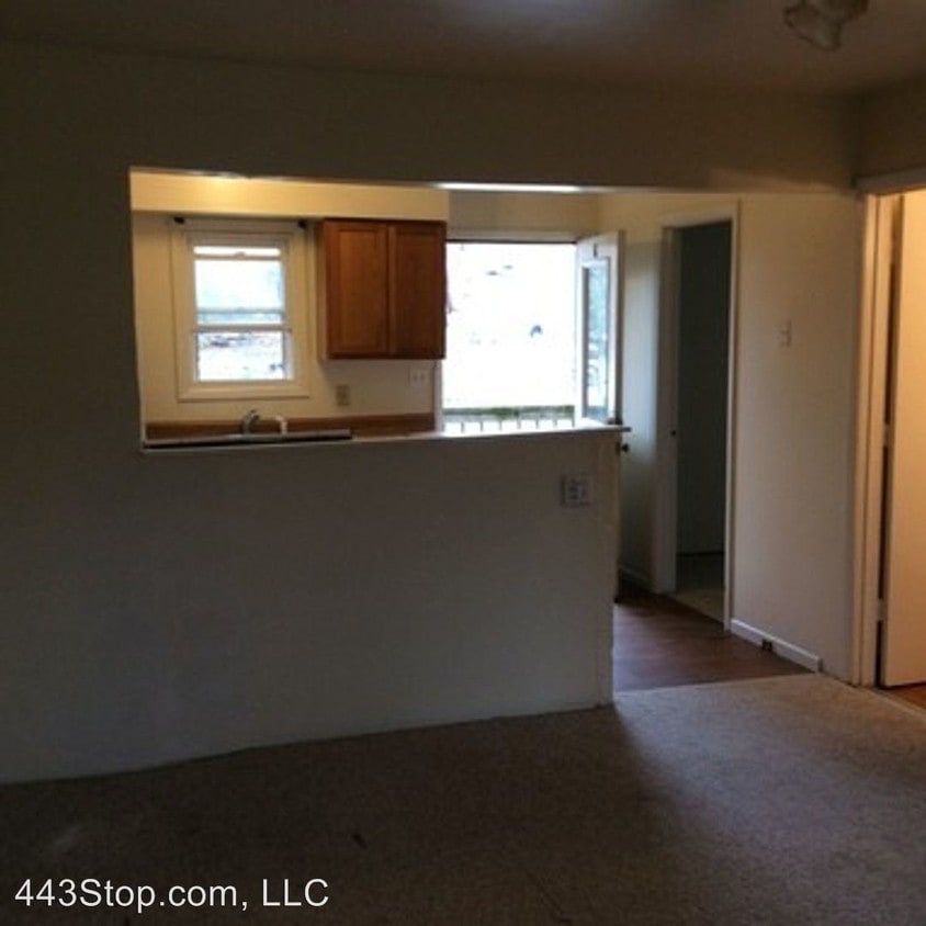 Building Photo - 6160 NE Circle Dr