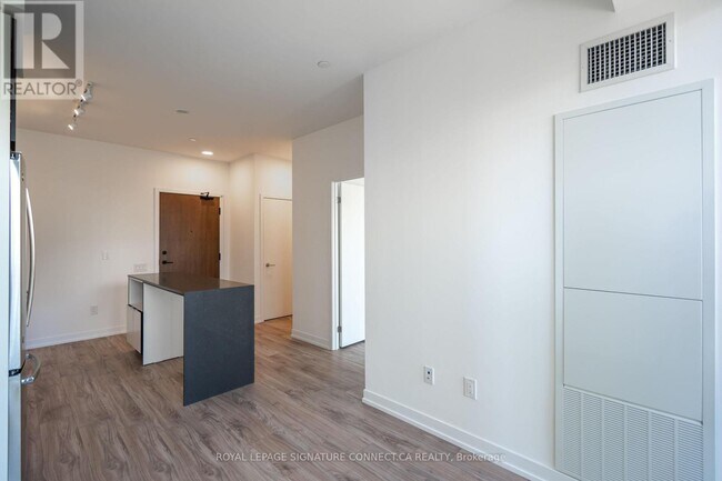 Photo du bâtiment - 4065 Confederation Pkwy