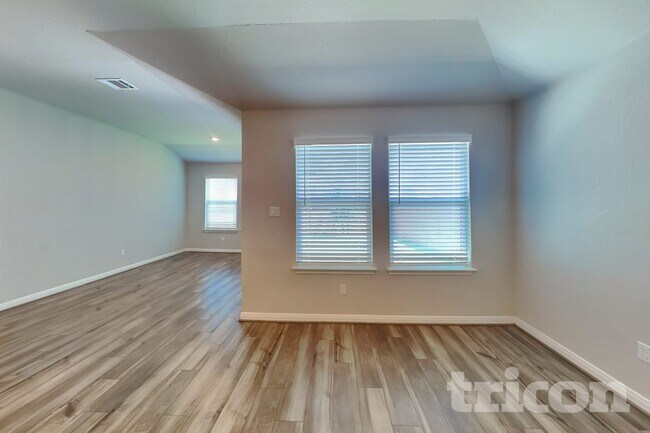 Foto del edificio - 13661 Paxton Blvd
