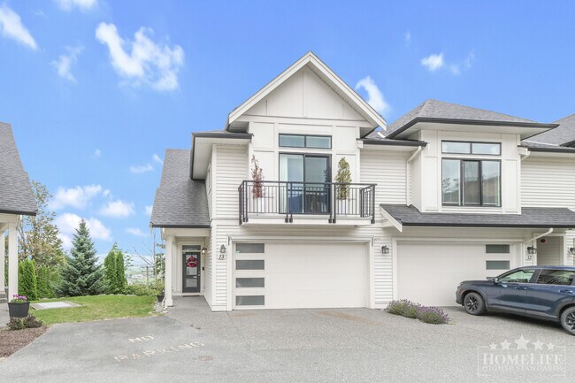 Photo du bâtiment - Modern & Spacious 3 Bed + Family Room | 2.5 Bath Townhouse for Rent in Promontory, Chilliwack
