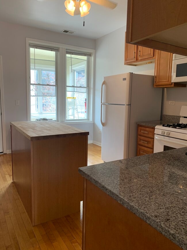 Photo - 2237 W Fullerton Ave Apartment