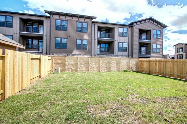 Foto del edificio - 5578 Plantation Forest Dr