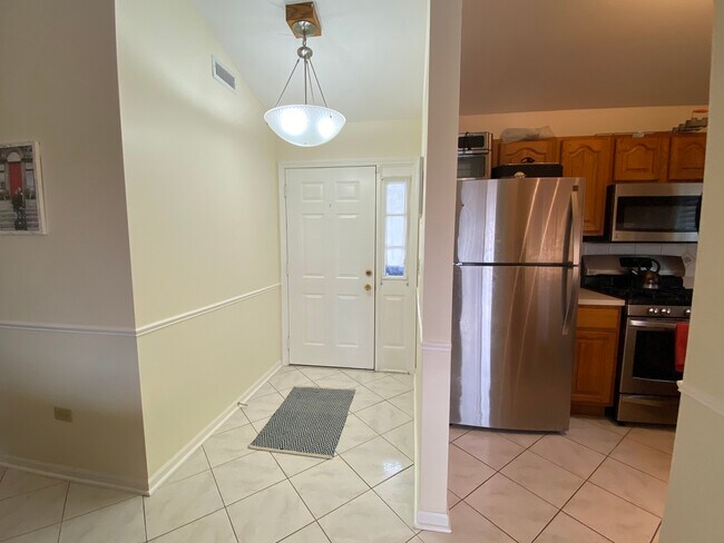 Building Photo - 375 Sandhurst Cir