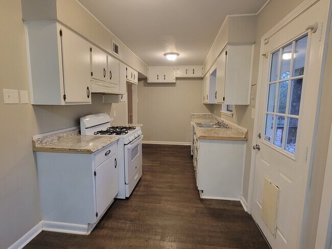 Building Photo - 4 Bed 1.5 Bath
