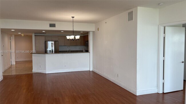 Foto del edificio - 14951 Royal Oaks Ln