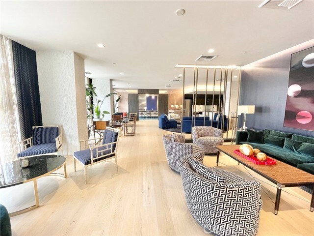 Foto del edificio - 1050 S Grand Ave