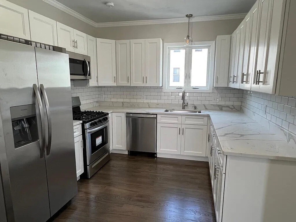 20 Meadow St Unit 2, Fall River, MA 02720 Room for Rent in Fall River