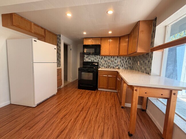 Building Photo - 640 Tabor Dr