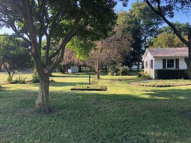 Foto del edificio - Remodeled 3 bedroom 1 bath home with attached one car garage in Rossville, IL