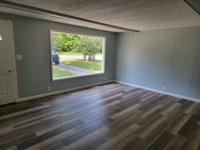 Building Photo - 4 bed 1.5 Bath, Walking Distance to West Woods School. Dogs and Cats Welcome