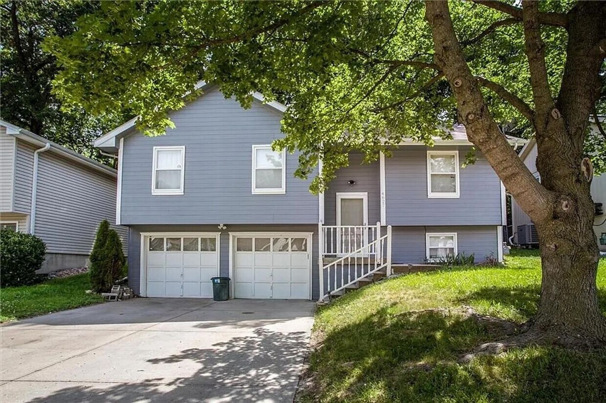 Primary Photo - Nice Split Level in North Kansas City