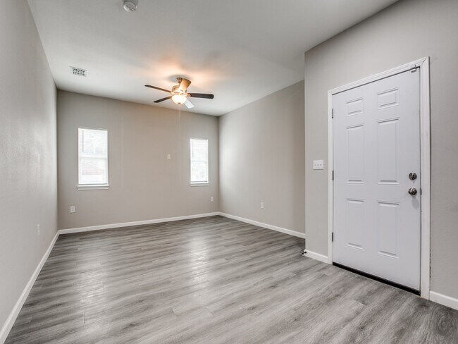 Building Photo - 2910 S Laredo St