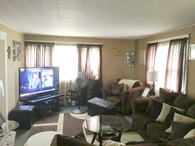 Upper LR - 131 Hobbs Ave